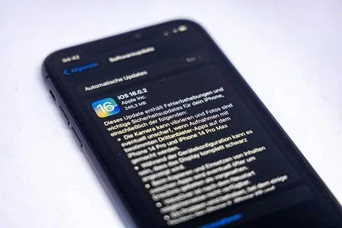  24.09.2022: iPhone Update verfügbar. Softwareupdate auf einem iPhone, iOS.. Stock Photos
