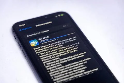  24.09.2022: iPhone Update verfügbar. Softwareupdate auf einem iPhone, iOS.. Stock Photos
