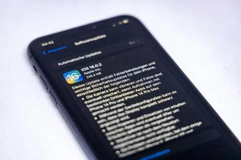  24.09.2022: iPhone Update verfügbar. Softwareupdate auf einem iPhone, iOS.. Stock Photos