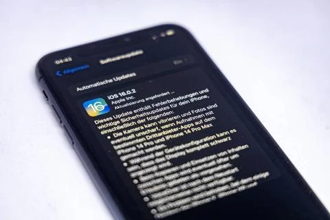  24.09.2022: iPhone Update verfügbar. Softwareupdate auf einem iPhone, iOS.. Stock Photos