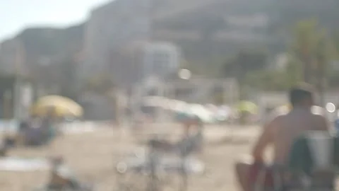 245 Defocused. Panorama. Blurred crowds of people relax on the city beach. 60fps 库存影片 135821975