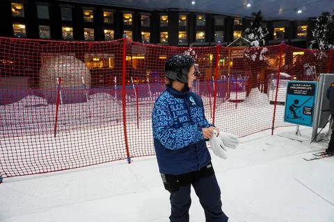 Dudai, UAE - March,20,2023: Attraction in the Mall of the Emirates Ski Dubai in Dubai, UAE, xkwx ski dubai sport mall of the emirates ski dubai uae winter slope cold united snow people vacation inside city styles luxury urban mall destinations area united arab emirates emirates tourism arab ski lift snow sports snow resort winter activities healthy skiing people skiing unique building travelling landmark dubai vacation attractions