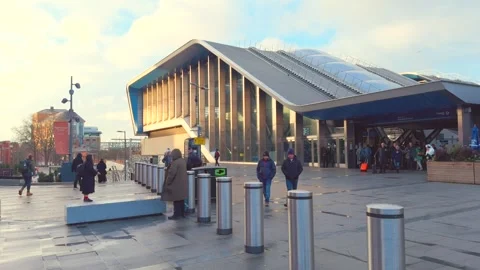 25-1-2026, Reading: Sunset moment at the Reading Railway Station , Berkshir.. 動画素材 327615574