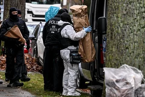 25 arrested on suspicion of plotting to overthrow government in police raids acr Foto stock