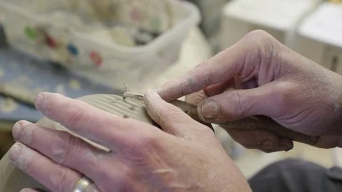 25 Ceramic Throwing - Leatherhard Pot Trimming on Wheel Vidéo 77758953