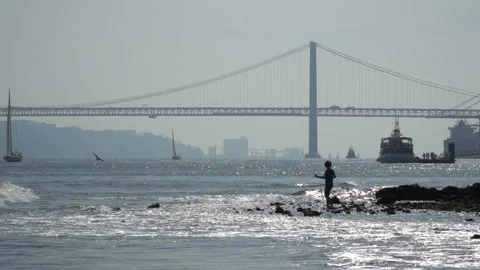 The 25 de Abril bridge over Tagus river in Lisbon, Portugal Stockbeeldmateriaal 91241923
