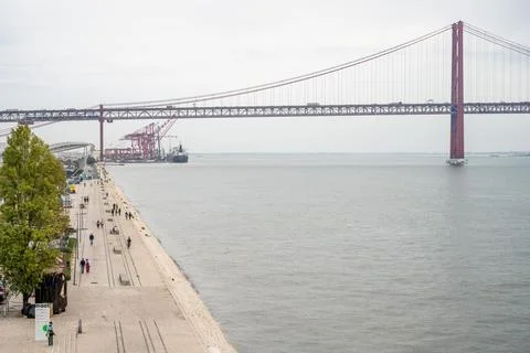 25 de Abril bridge spanning the Tagus river seen from Belem Lisbon Portugal Foto stock