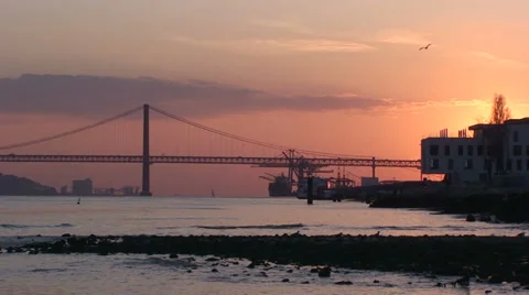 25 de Abril Bridge sunset from Praça do Comercio Stock Footage 33289060
