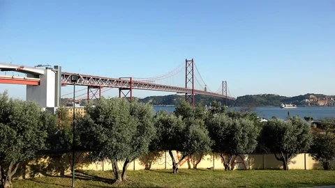 25 De Abril Bridge In Tejo River Panning Shot 库存影片 105662534
