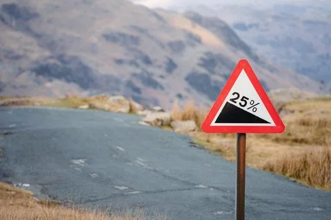 25% gradient sign on a steep mountain road in the Lake District National Park	 Fotos de archivo