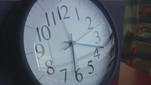 2.5 hour time lapse of wall clock reflecting the sunset and clouds moving Vidéo 273120728