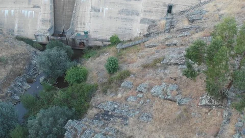 25-meter high dam that overlaps the bed of the Ponsul River, Portugal. Video stock 116589502