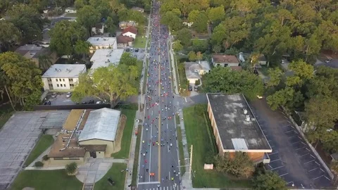 257 Tilt down of a marathon from the sky 스톡 동영상 108546899