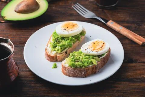 IMAGO Creative, Food, High Protein Frühstück Toasts with mashed avocado, cream cheese and slices of boiled egg on plate and turkish coffee xkwx avocado toast egg snack coffee breakfast vegetable healthy eating sandwich guacamole boiled egg bread bruschetta food green meal cream cheese dish diet cooking cuisine fruit brunch eat ciabatta mashed ready-to-eat slice drink turkish coffee cezve plate morning homemade wooden