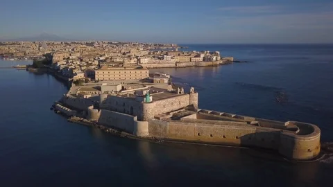 25P flying over tip of Ortygia towards Siracusa Vidéo 106921394