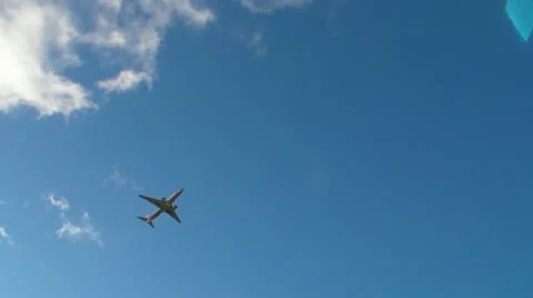 25p jetplane passing-by overhead in blue sky Stock Footage 9596440