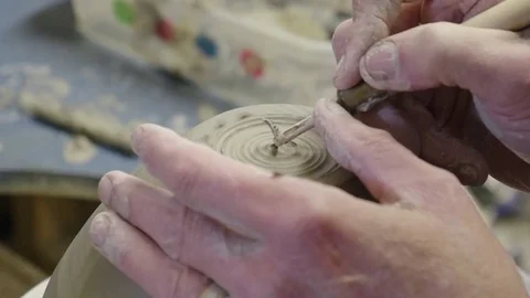 26 Ceramic Throwing - Leatherhard Pot Trimming on Wheel Vidéo 77758955