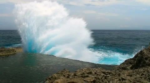 26 Wave hitting the rock Video stock 5630130