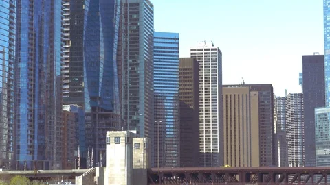 263 Chicago Building closeup skyline and bridge from boat 動画素材 107277280