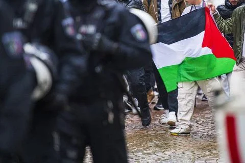  27.10.2023 - Pro Palästina Frieden Demonstration in Minden: Rund 180 Teil.. Stock Photos