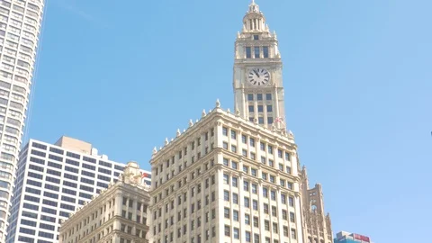 275 Chicago top of building with a clock from below Видео 107322884