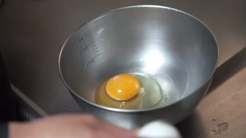 卵を割る女性 Stock Footage 277182065