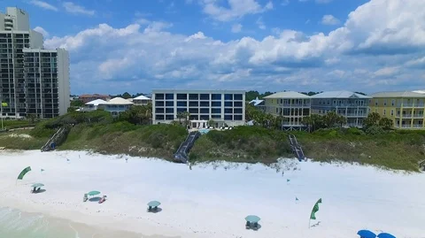 2.7K Drone Backing Up From Building Over Beach and Ocean Water 库存影片 109229737