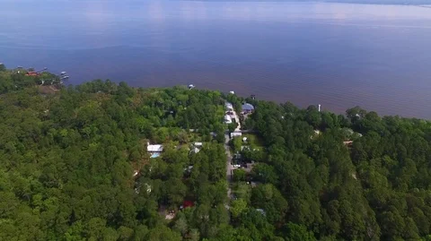 2.7K Drone Dropping and Tilting Over Wooded Neighborhood and Bay Vidéo 109230374