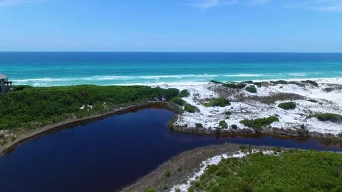 2.7K Drone Flying Out Over Lake and Dunes to the Ocean Vidéo 109299703