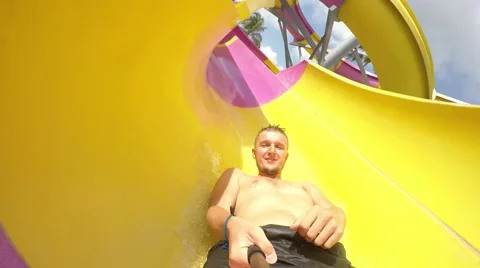 2.7k. Happy Man Have Fun in Aqua Park Sliding in Tube Vidéo 61571768