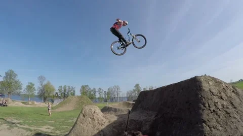2.7k mtb suicide no hander trick over big dirt jump, unique follow cam Stock Footage 50364417
