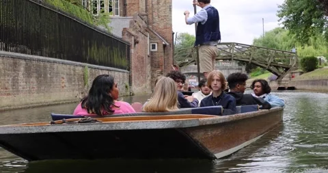 28 6 2022 Students and Travelers punting (flat-bottomed boat with a square-cu Stock Footage 212850665