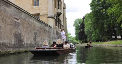 28 6 2022 Students and Travelers punting (flat-bottomed boat with a square-cu Stock Footage 212850701