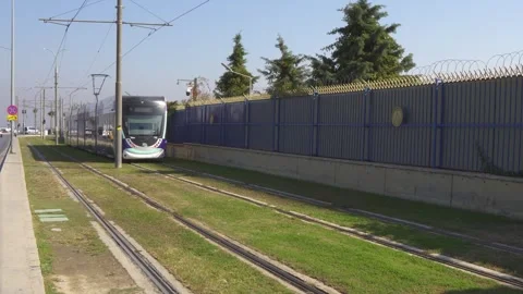 28/10/2024: Tram approaching Üçkuyular Train Terminal in Izmir, Turkey Video stock 309366883