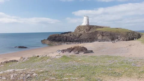 28th April 2026. Tŵr Bach lighthouse, Newborough Warren, Anglesey, Wales, UK Vídeos de archivo 335691249