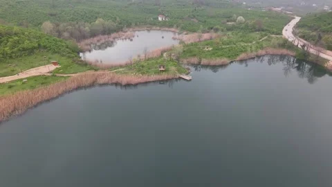 29s 4K Drone Ascending Pullback Over Lake, Cinematic Aerial Rise and Retreat Video stock 335766857