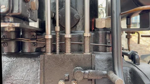 2Close up video of a running engine in motion. Stockbeeldmateriaal 316639122