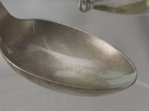 2k Close up macro table spoon of oil being poured 스톡 동영상 81338052