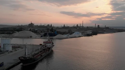 2K Reverse move over shipping vessel docked in Hamilton harbor at sunset. Video stock 112751990