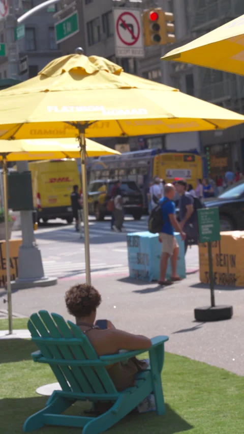 2nd Heat Wave hits at Flatiron Public Plaza in New York City on 2025. Vídeo Stock 314022262