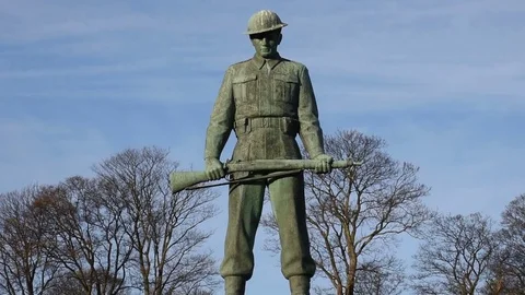 2nd World War soldier statue Stock Footage 83987053