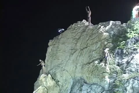 3 Acapulco divers at night Video stock 8919574