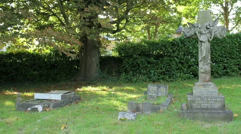 3 angels grave 2 Vídeos de archivo 862125