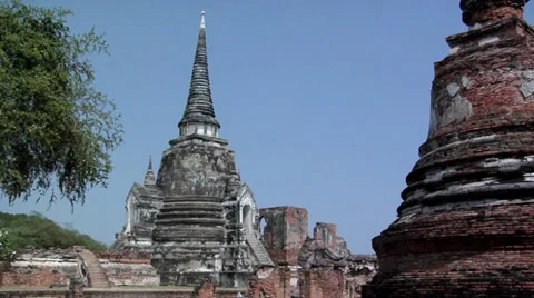 The 3 Chedis (Stupas) Temple Ruins of the Ancient Palace Wat Phra Si Sanphet Video stock 38608917