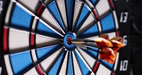 3 darts hit the center target. Camera moves backwards. 4K Resolution 库存影片 280704846
