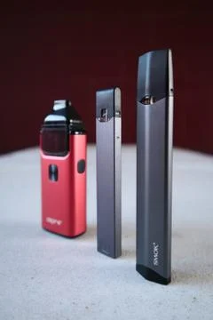 3 different vape pen electronic cigarette devices juul, aspire breeze, smok i Stock Photos