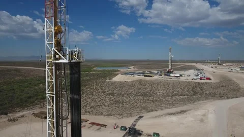 3 Drill Rigs in West Texas Vídeo Stock 331874639