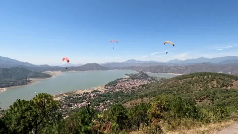 3 Paragliders over Valle de Bravo Mexico Vídeo Stock 317526714