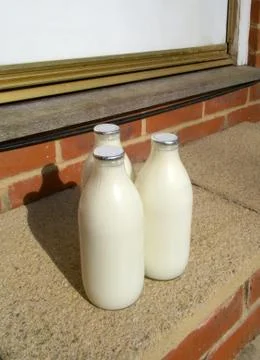 3 pints of milk on a doorstep. Fotos Stock