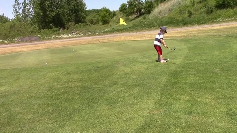 3 year old Golfer chips in & celebrates Stock Footage